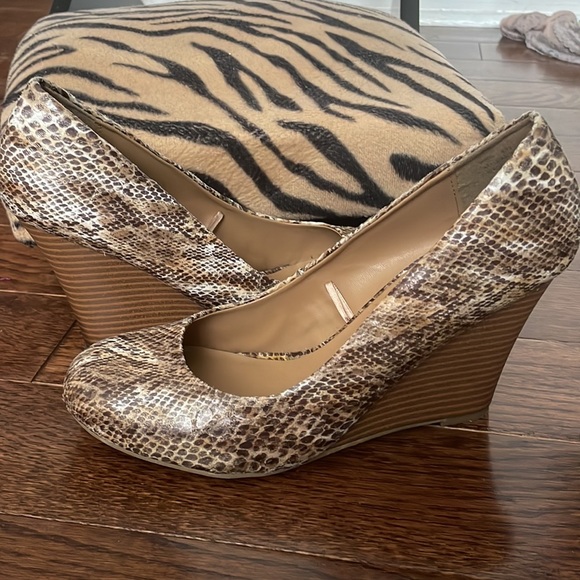 SNAKESKIN PRINT CLOSED TOE WEDGES - Picture 2 of 7